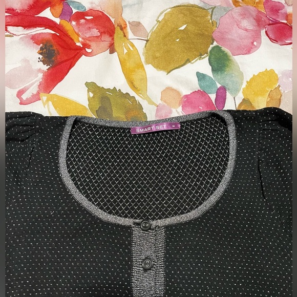 Button down crop top metallic thread knit sweater - NEW! Size: Medium - Picture 2 of 4